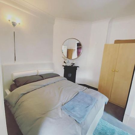 Complete 1 Bedroom Apartment With Wi-Fi, Kitchen, Tv In Heart Of Chiswick, Londra Exterior foto