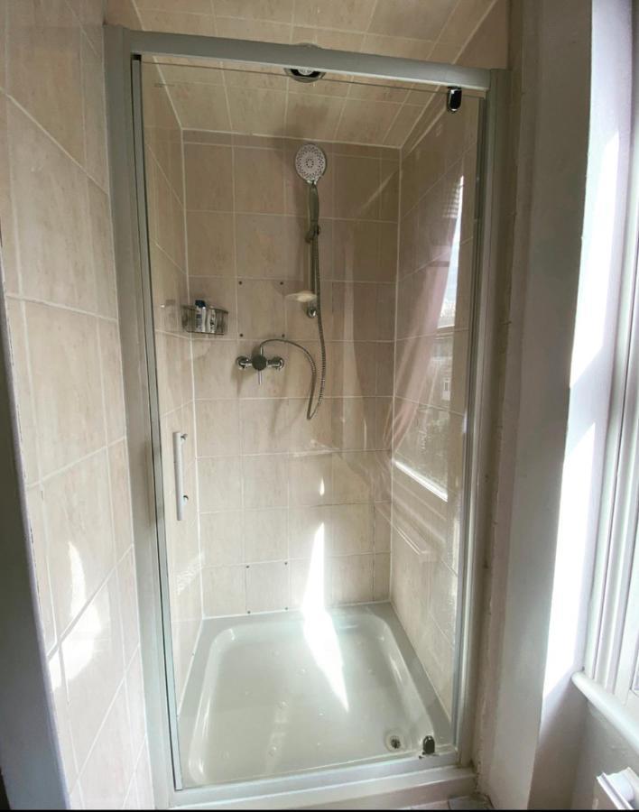 Complete 1 Bedroom Apartment With Wi-Fi, Kitchen, Tv In Heart Of Chiswick, Londra Exterior foto